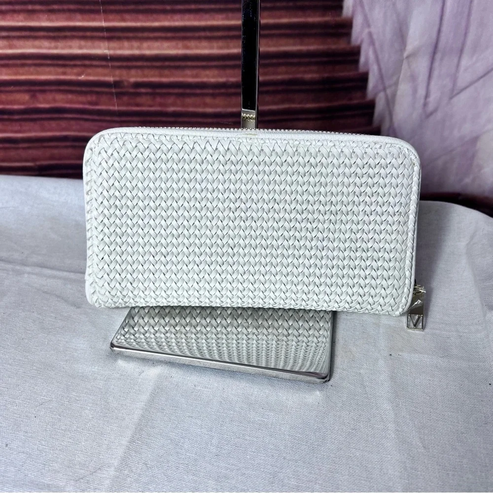 NWOT Leather Victoria’s Secret Elegant White Woven Long Zippy Wallet 12 slots - Picture 3 of 10